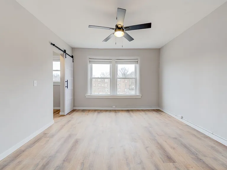 (370) 2526-30 Bellevue — Photo 24