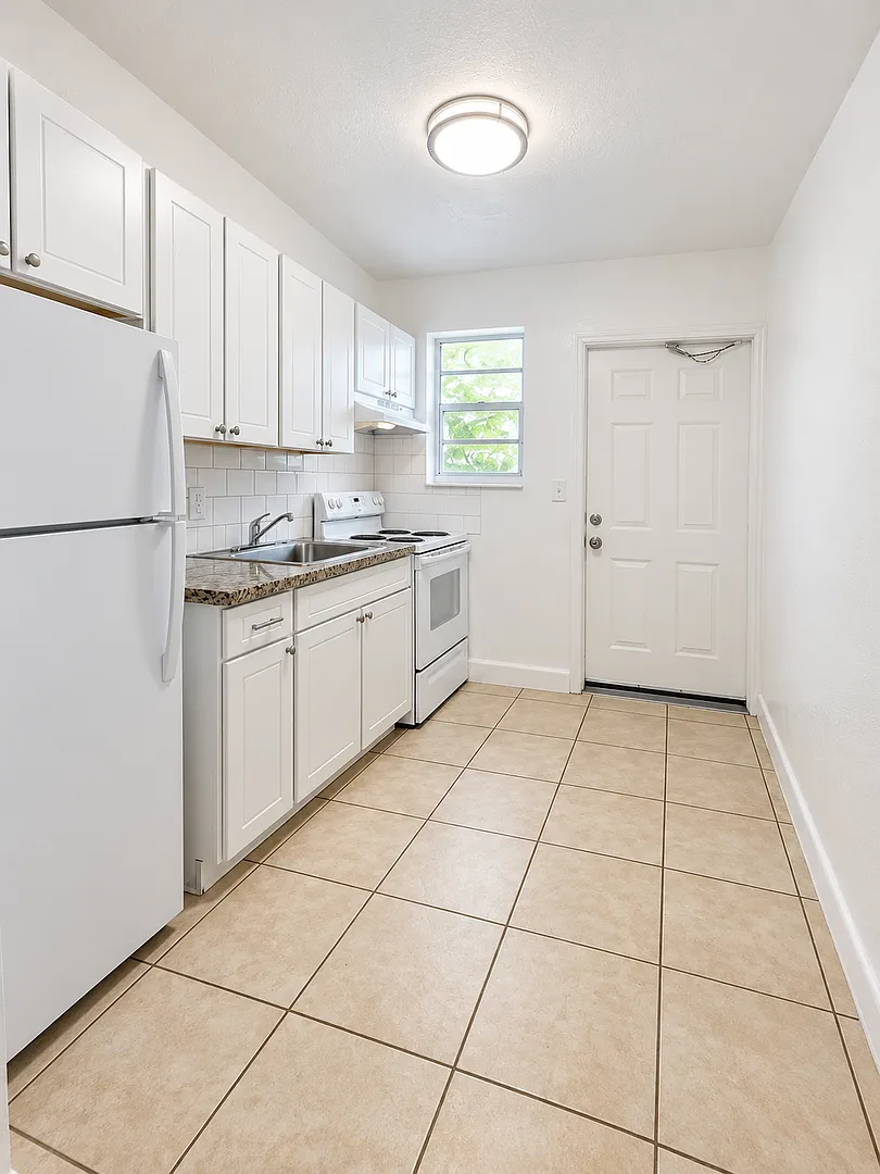 105 SW 18th Ave — Photo 3
