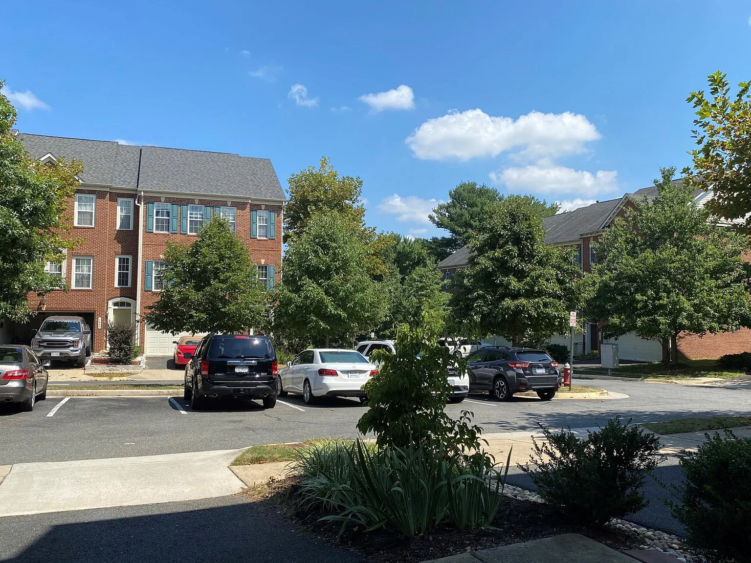 3 bed, 3.5 bath, 1956 sqft, $3,700 — Photo 2