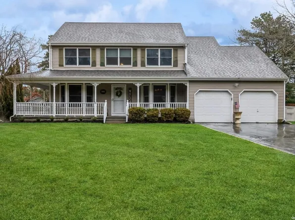 195 Natures Lane, Miller Place, NY 11764