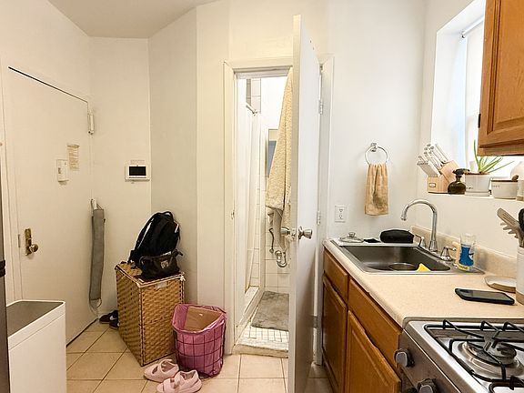 4th image of 453 W 36th St APT 19