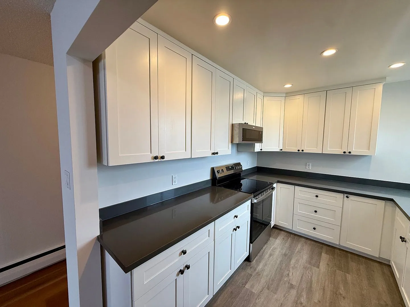 Top Floor 3BR/2BA w/ Updated Kitchen & Parking! — Photo 2