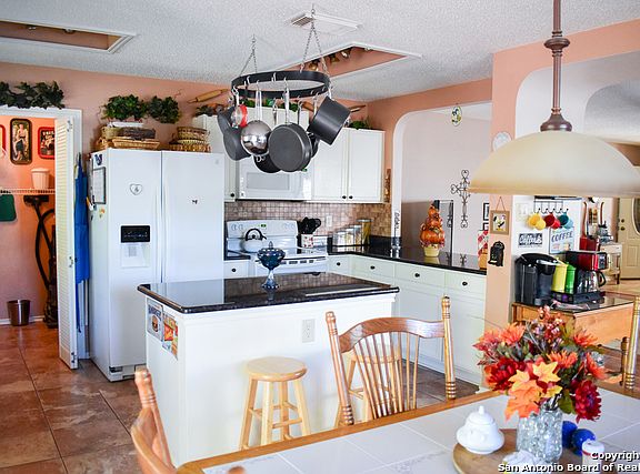 4th image of 4842 Roxton Ave