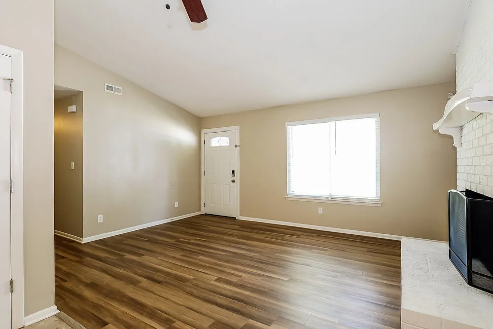 3 bed, 2.0 bath, 1066 sqft, $1,830 — Photo 3