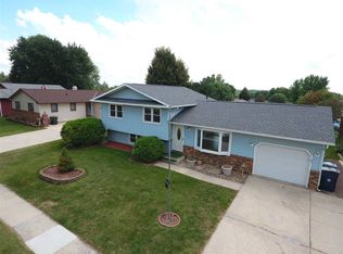 720 Wildwood Rd, Waterloo, IA 50702