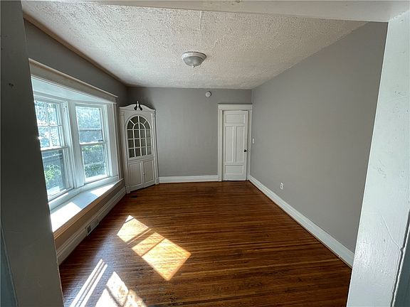 5th image of 93 Roslyn St