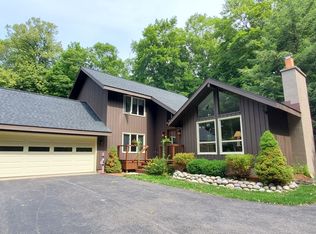 8676 Fairway Dr, Beulah, MI 49617