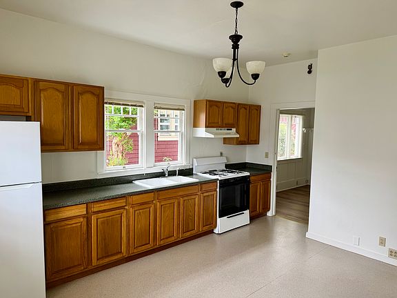 5th image of 2811 E St