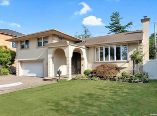 594 Diane Pl, Valley Stream, NY 11581