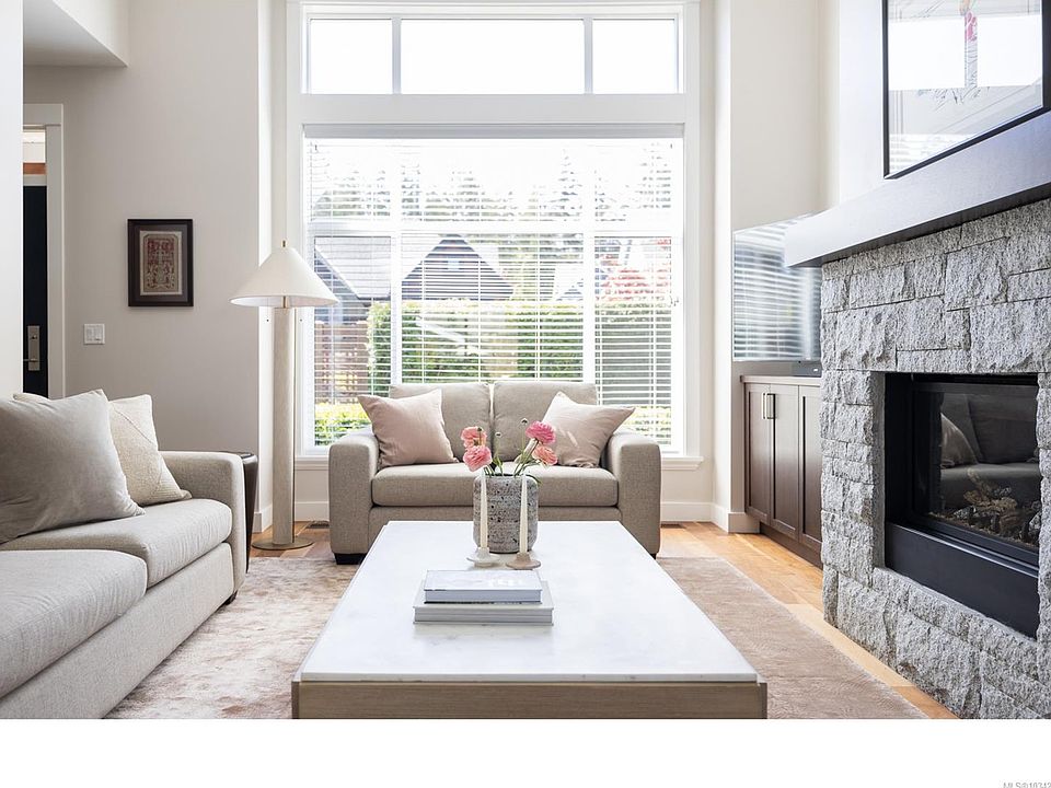 1st image of 749 W Ridge Way