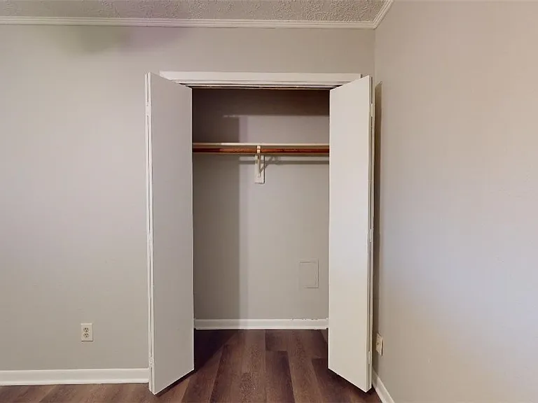 3904 Windwood Cir — Photo 23