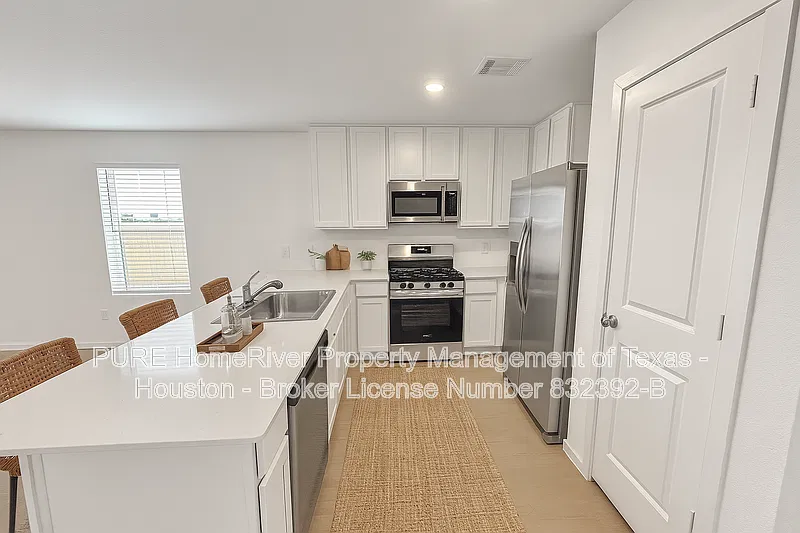 4 bed, 2.5 bath, 1891 sqft, $2,095 — Photo 3