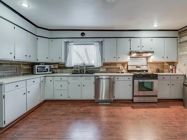 637 Coffeen St — Photo 4