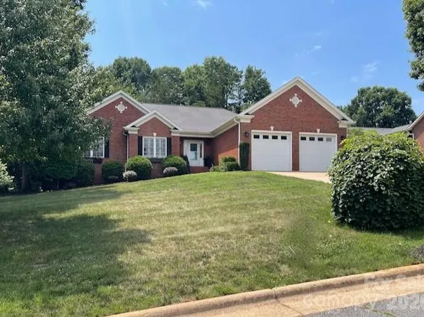 4945 Brookridge Dr NE, Hickory, NC 28601