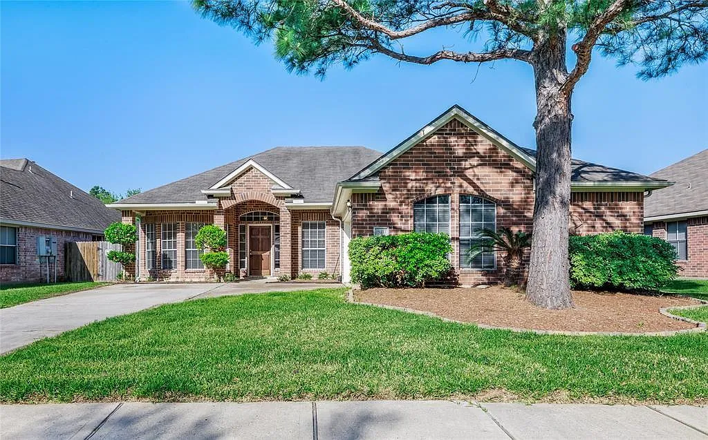 4 bed, 2.0 bath, 2230 sqft, $2,300 — Photo 1