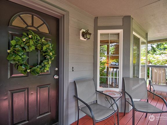 4th image of 1020 Kiwi Court NW