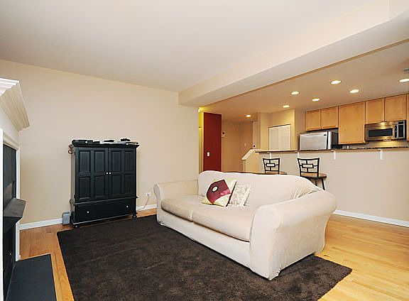 5th image of 4869 N Rockwell St #1