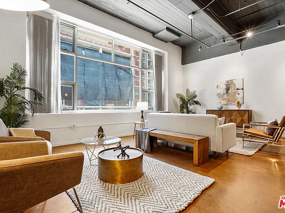 3rd image of 1130 S Flower St APT 212
