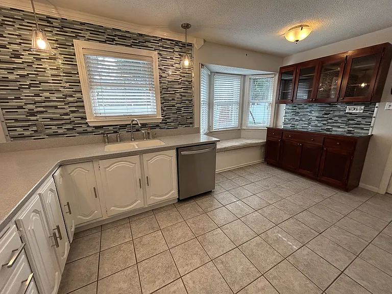 1008 Charlene St — Photo 11