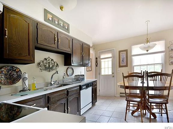 3rd image of 90 Eleanor Dr
