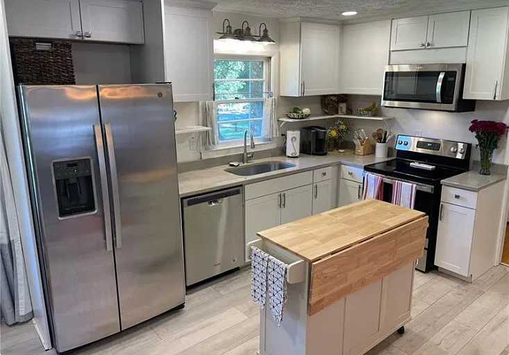 3 bed, 3400 sqft, $3,200 — Photo 3