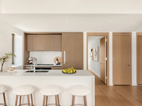 200 East 21st Street image 3 of 18