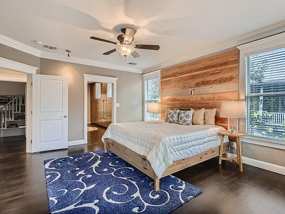 5th image of 826 W Mistletoe Ave