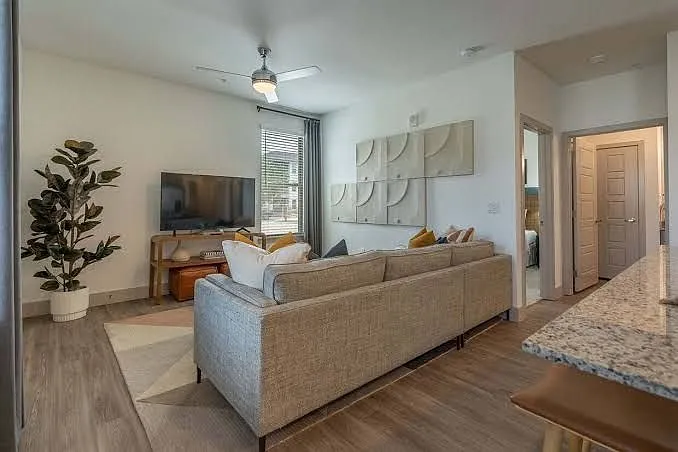 1 bed, 1.0 bath, 783 sqft, $1,199 — Photo 2
