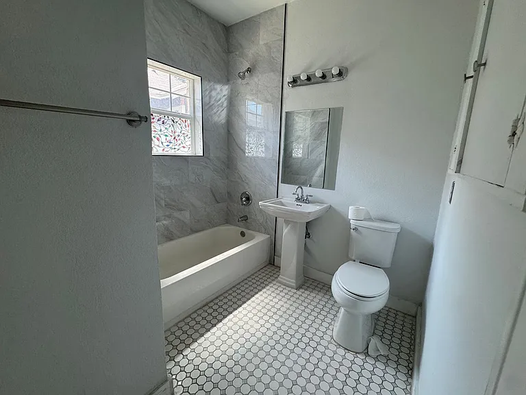 942 Bailey Ave — Photo 15