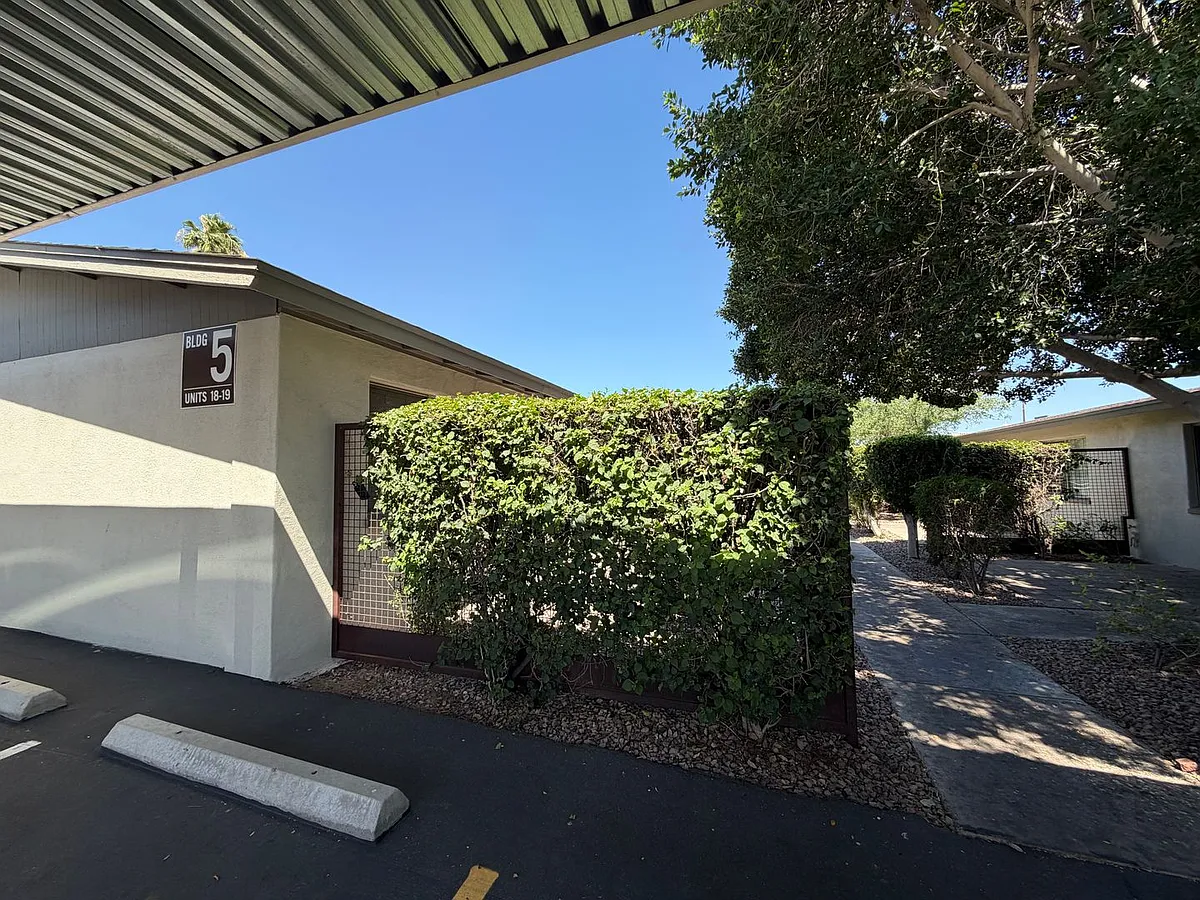 Building Photo - 1850 E Maryland Ave #19