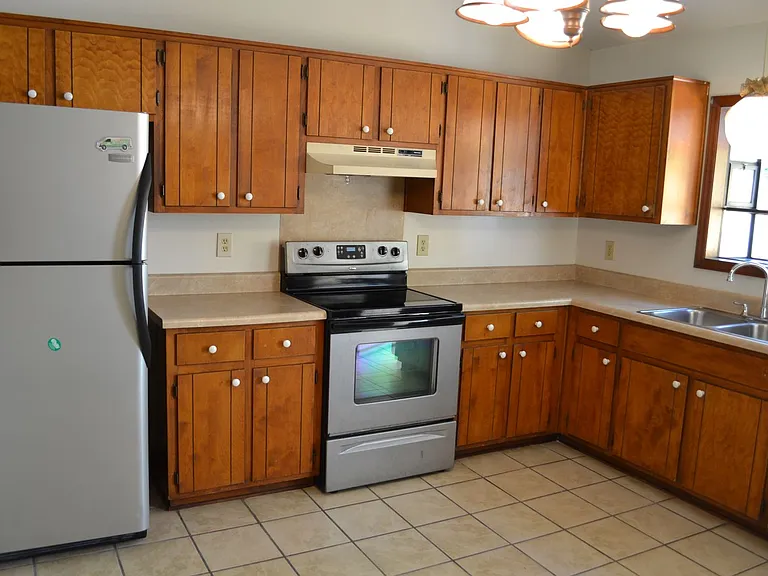 124-126 Corey Circle — Photo 4