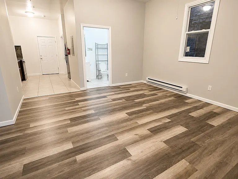 372 6th Ave W #3L — Photo 3