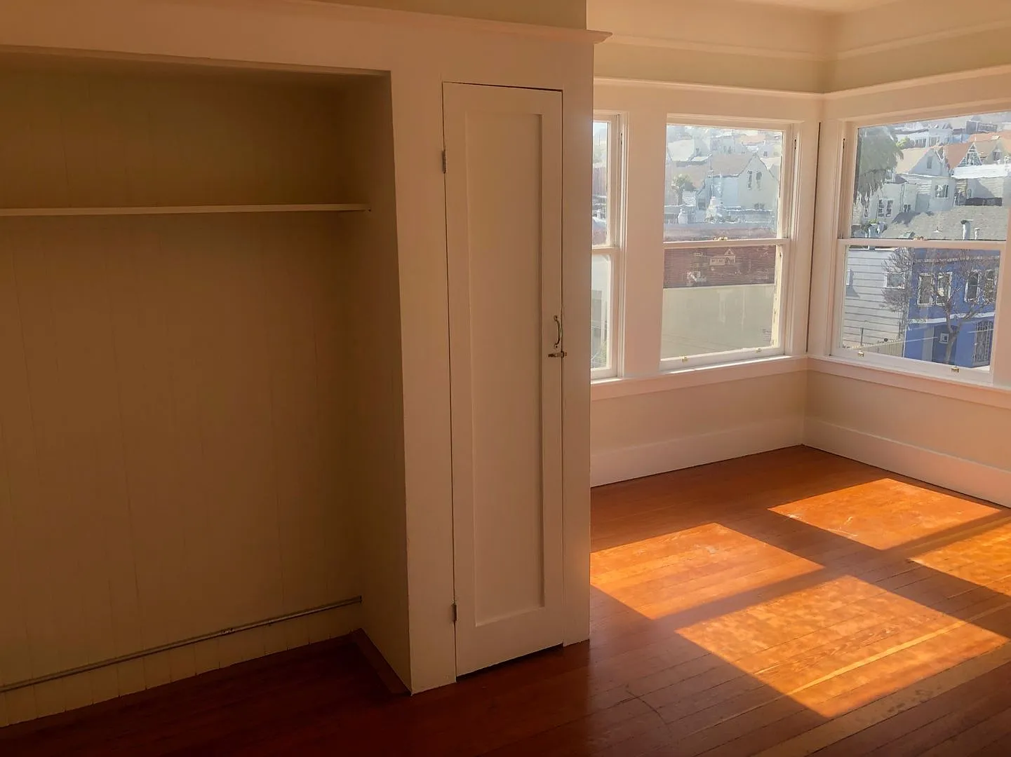 Updated Top Floor Studio apartment with Gorgeous 270-Degree Views of Bernal Heights — Photo 4