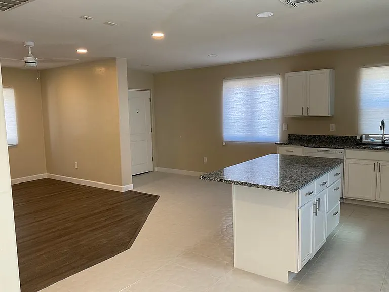1214 E Elm St — Photo 5