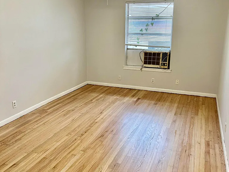 11223 Wyatt St — Photo 4