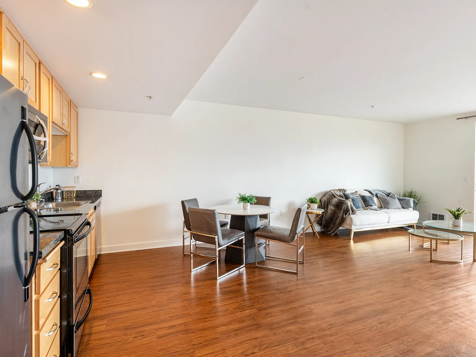 1 bed, 746 sqft, $2,610 — Photo 3
