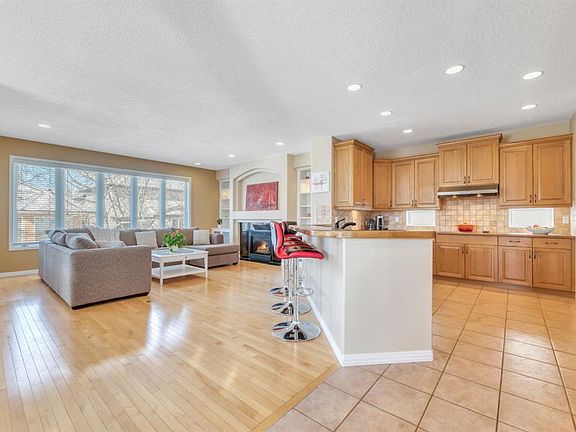 5th image of 56 S Evergreen Cres SW