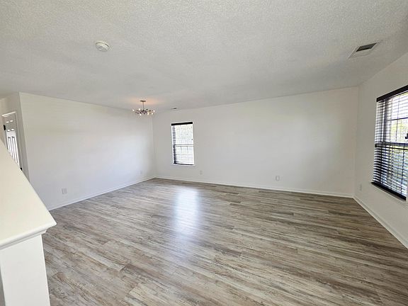 4th image of 221 Palmetto Glen Dr.