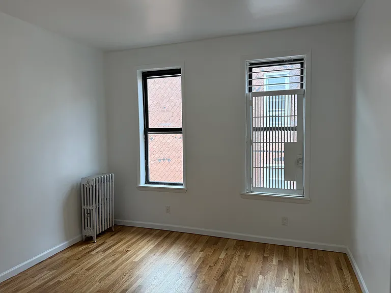 587 Seneca Ave #3L — Photo 2