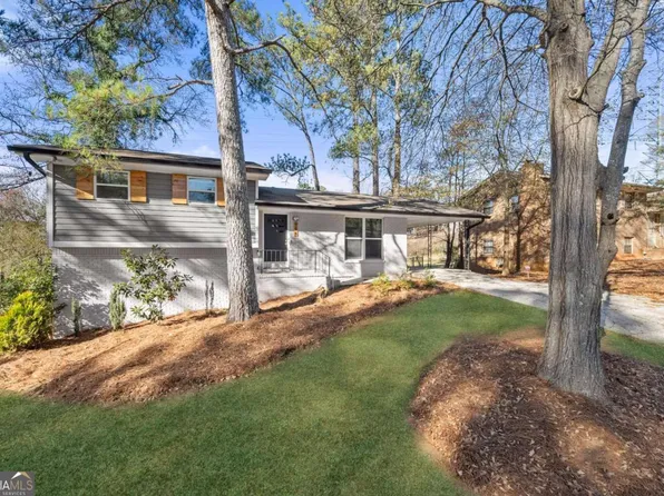 996 Longleaf Dr, Forest Park, GA 30297