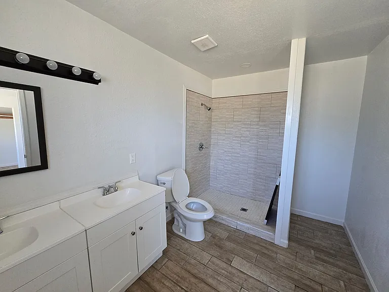 2150 S Eunice Ave — Photo 2
