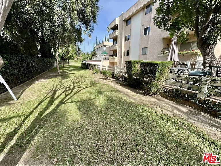5139 Balboa Blvd #2 — Photo 36