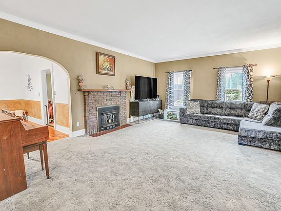 4th image of 409 1st Ave E