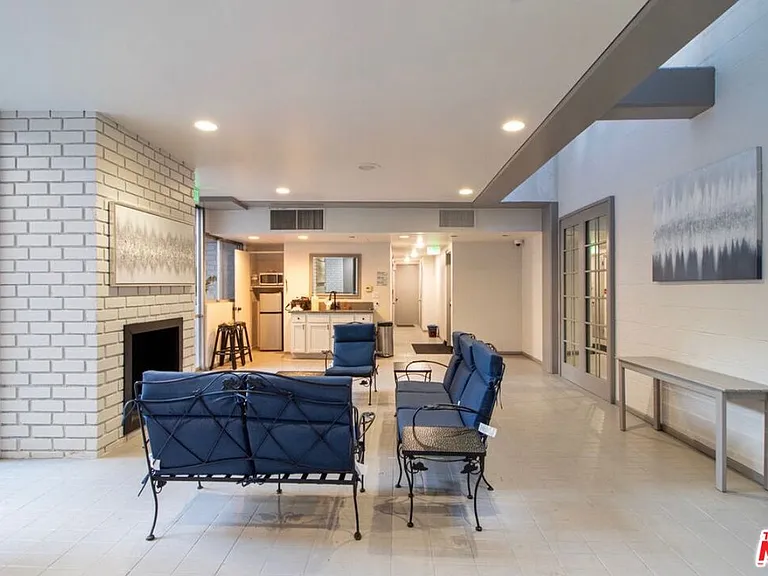 318 N Maple Dr #C106 — Photo 32