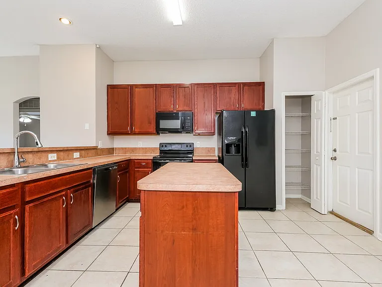 1302 Ardmore St — Photo 7