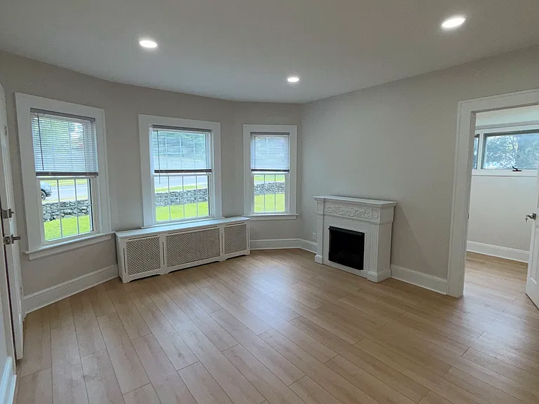 332 Robbins St — Photo 4