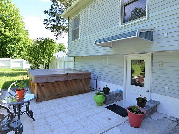4th image of 28 Vermont Dr