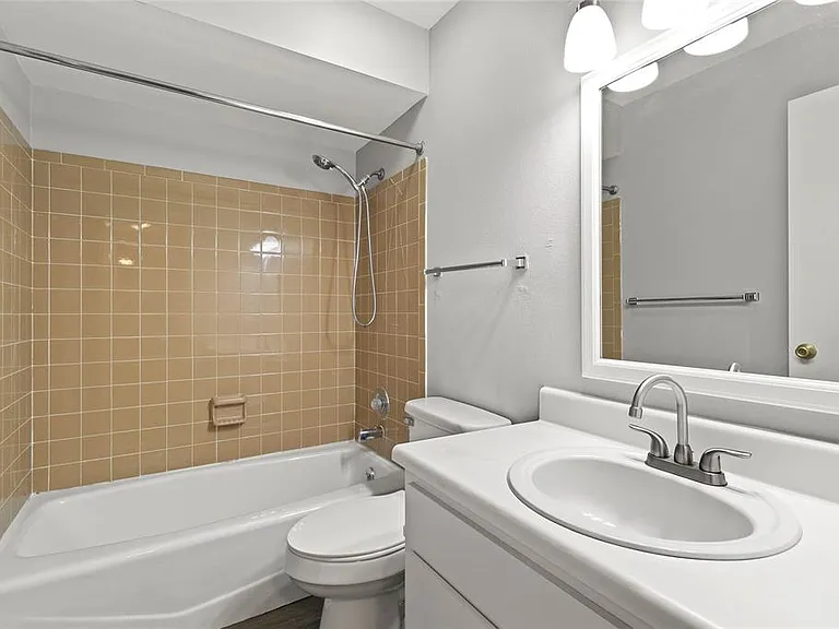 308 Dorchester Sq — Photo 10