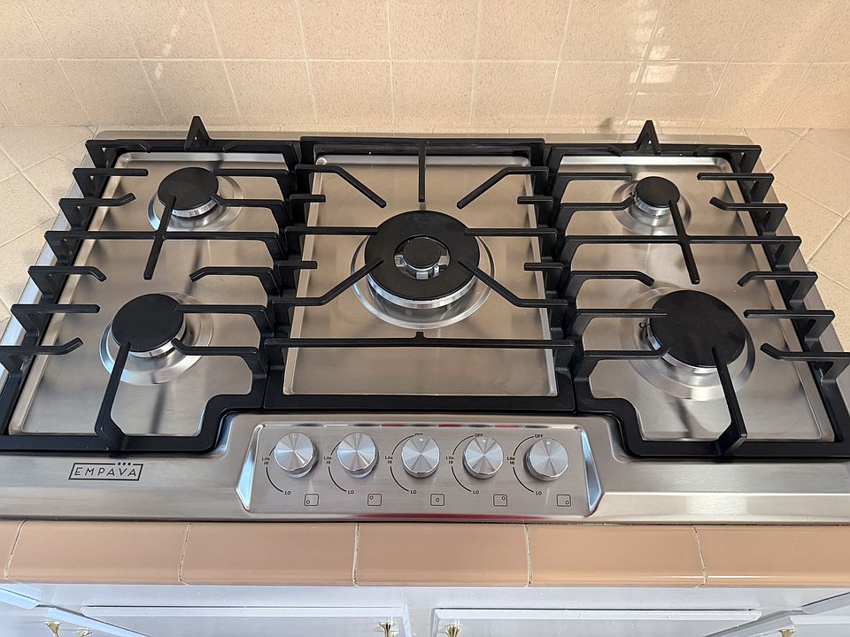 New gas stove top - the choice of chefs everywhere. No more burning food guessing electric temperatures