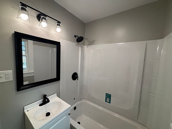 4th image of 213 E 1st Ave #B